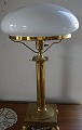 Antikkram 
præsenterer: 
Bordlampe 
i messing med 
mælkehvid 
glasskærm og på 
firkantet fod 
fra 1930'erne