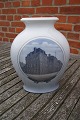 Antikkram 
præsenterer: 
Kongelig 
porcelæn, Stor 
oval vase med 
motiv af 
Bredgade palæ i 
København