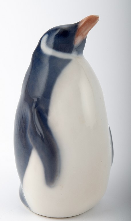 Sjælden Royal Copenhagen, porcelænsfigur nummer 3003, pingvin.