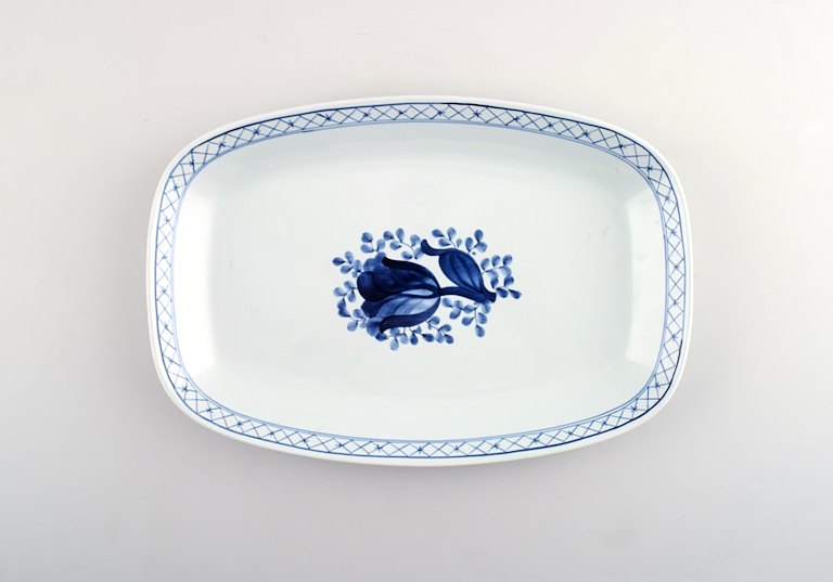 Squared Tranquebar rare dish from Royal Copenhagen / Aluminia.
Decoration number 11/2840.