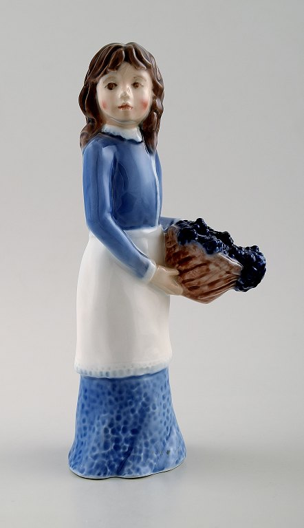 Bing & Grøndahl figur i porcelæn af pige med kurv. 
