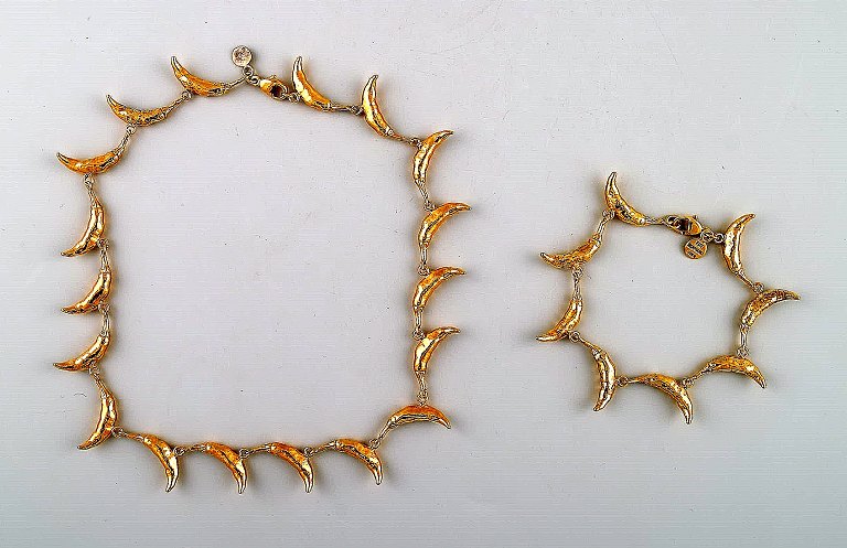 Flora Danica Jewellery. Smykkesæt af forgyldt sterlingsølv, bestående af 
halscollier og armbånd med led i form af chilifrugter.
