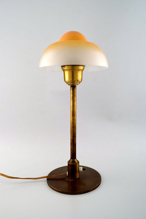 Fog & Mørup : Bordlampe med stamme af bruneret messing,  monteret med "Spejlæg" 
skærme af glas.
