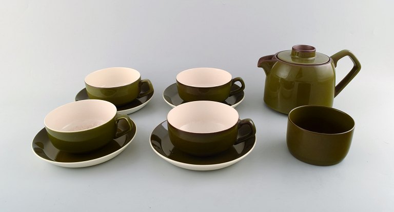 Timiana dinner service from Aluminia in faience. Consisting of 4 tea cups with 
saucers, sugar bowl and tea pot. 1960.
