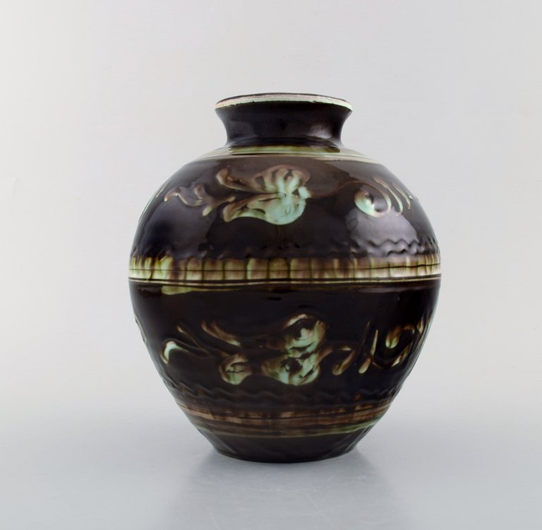 Kähler, HAK. Vase i glaseret keramik. Grønne blomster på mørk baggrund. 
1930/40
