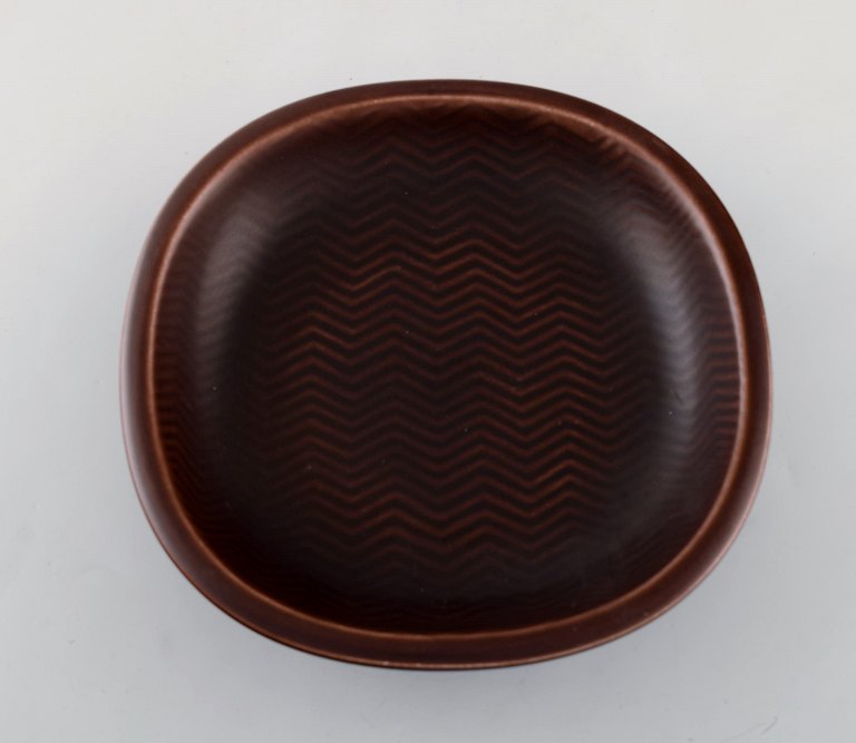 Nils Thorsson for Aluminia. "Marselis" fajance skål med geometrisk mønster i 
smuk okseblodsglasur. Midt 1900-tallet.
