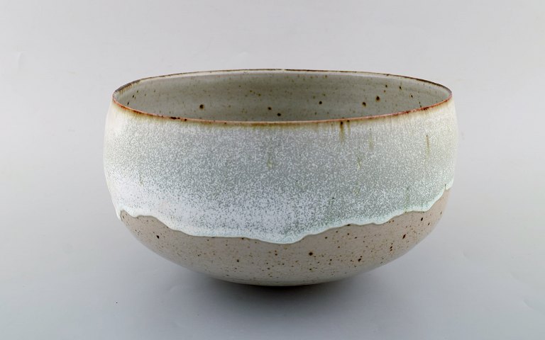 Alev Ebüzziya Siesbye for Royal Copenhagen. Stoneware circular bowl decorated 
with transparent gray and white glaze. 1960