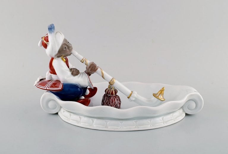 Karl Himmelstoss (1872-1967) for Rosenthal. Large bowl in hand painted 
porcelain. Ottoman with turban and hookah. Ca. 1920.
