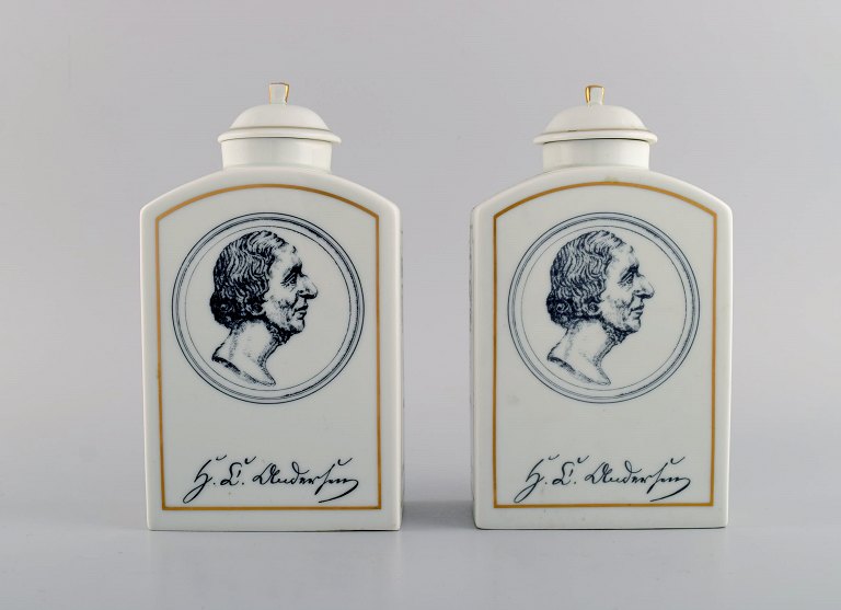 Et par Bing & Grøndahl H.C. Andersen tedåser i porcelæn med motiver fra 
København og Odense.
