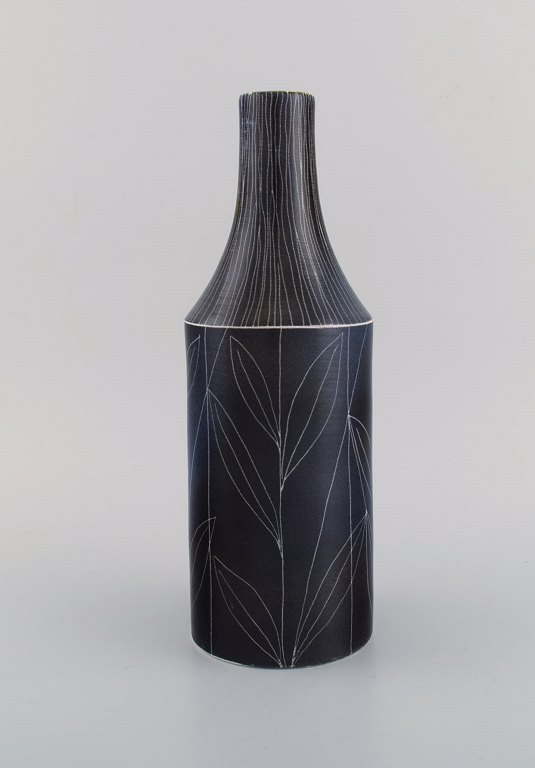 Mari Simmulson (1911-2000) for Upsala-Ekeby. Vase i glaseret stentøj dekoreret 
med bladværk. Modelnummer 4283. Midt 1900-tallet.

