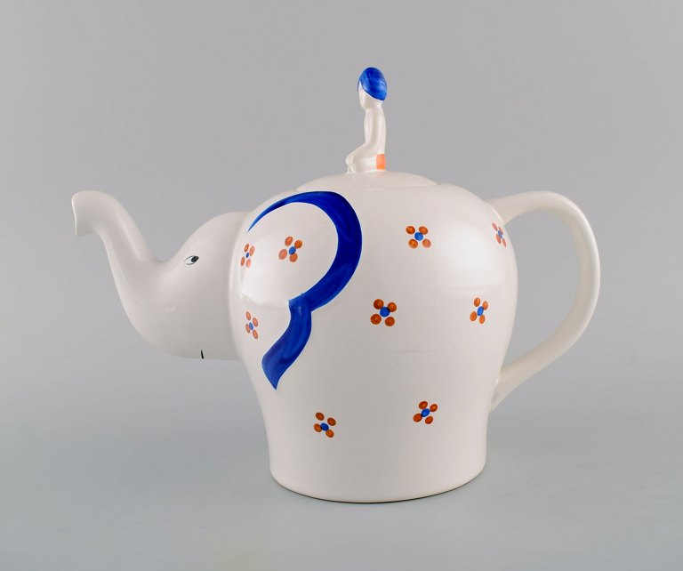 Very rare Lisa Larson "Elephant teapot" from her own workshop. Hand painted 
elephant with seated mahout on the lid.
