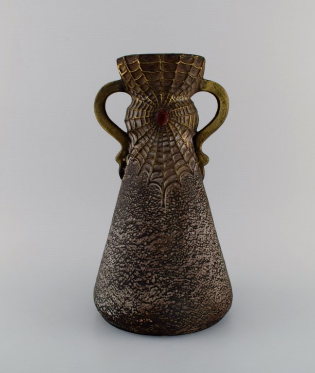 Josef Strnact, Østrig. Antik art nouveau vase med hanke i glaseret terracotta. 
Håndmalet guldekoration og spindelvæv. Ca. 1900.
