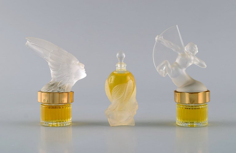 Tre Lalique parfumeflakoner. Sent 1900-tallet.
