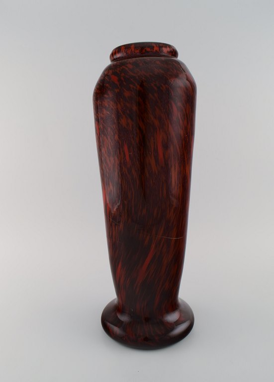 Meget stor Lorrain art deco vase i rødt mundblæst kunstglas. Frankrig, 
1920/30