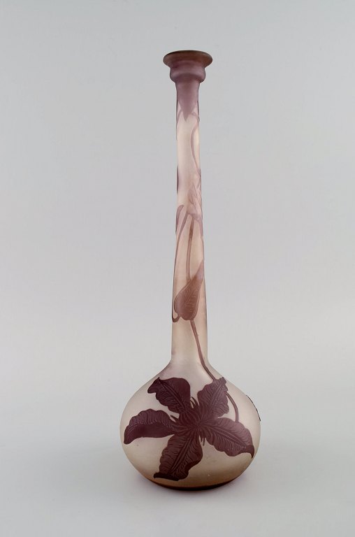 Smalhalset Emile Gallé vase i matteret kunstglas med lilla overfang udskåret i 
form af bladværk. Tidligt 1900-tallet.
