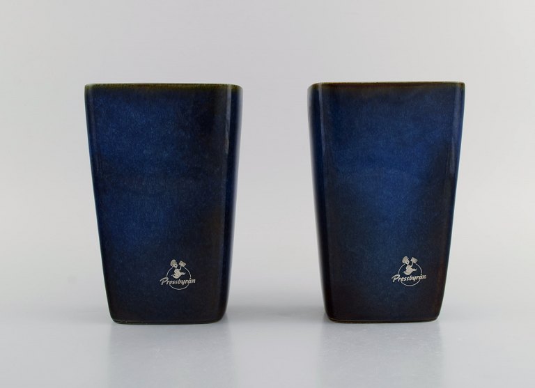 Sven Jonson (1919-1989) Gustavsberg. Two Lagun vases in glazed stoneware. 
Beautiful glaze in shades of blue. 1970s.
