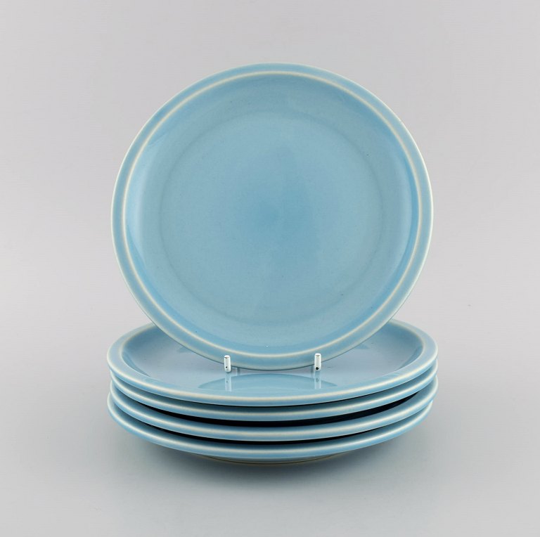 Jens H. Quistgaard (1919-2008) for Bing & Grøndahl. Five Tema plates in glazed 
stoneware. Rare turquoise glaze. 1960s/70s.
