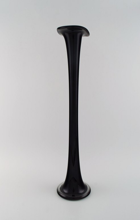 Colossal Murano floor vase in black mouth-blown art glass. Italian design, 
1980s.
