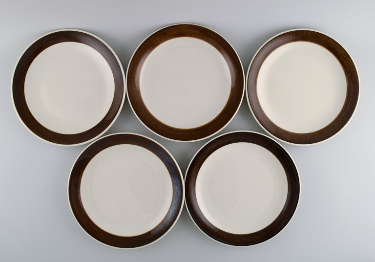 Hertha Bengtson (1917-1993) for Rörstrand. Five Koka dinner plates in glazed 
stoneware. 1960s.
