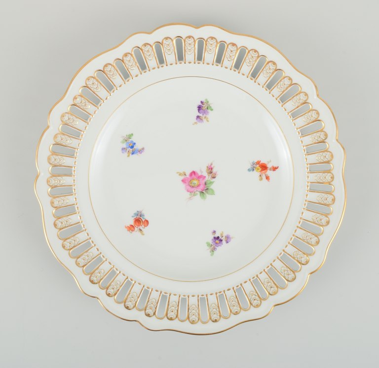Antik Meissen gennembrudt tallerken i håndmalet porcelæn med blomster og 
gulddekoration. Sent 1800tallet.