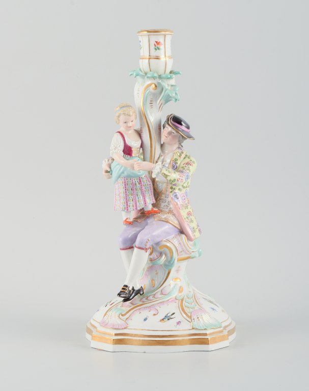 Stor antik Meissen lysestage i håndmalet porcelæn dekoreret med blomster, 
insekter og fugle. Mand og pige.
1800-tallet.
