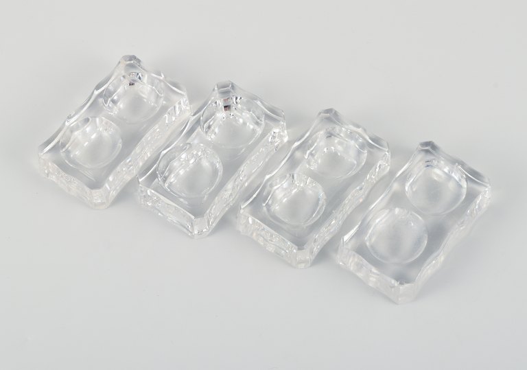 Baccarat, France. Four Art Deco double salt cellars, faceted crystal glass.
1930s/40s.