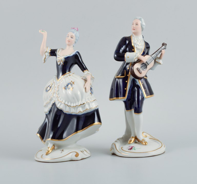 Royal Dux.
Rokoko par i håndmalet porcelæn.
