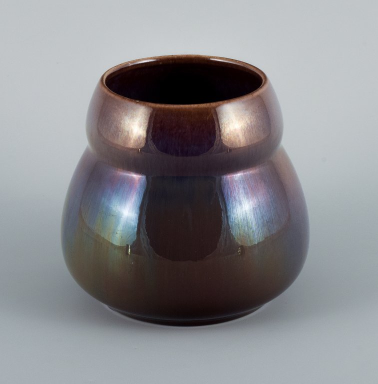 Rörstrand, Sverige, fajance vase i brun/lilla lustreglasur.