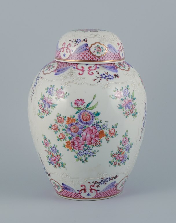 Samson, Frankrig, stor lågbojan i porcelæn i orientalsk stil.
Håndmalet med blomstermotiver i mange farver.