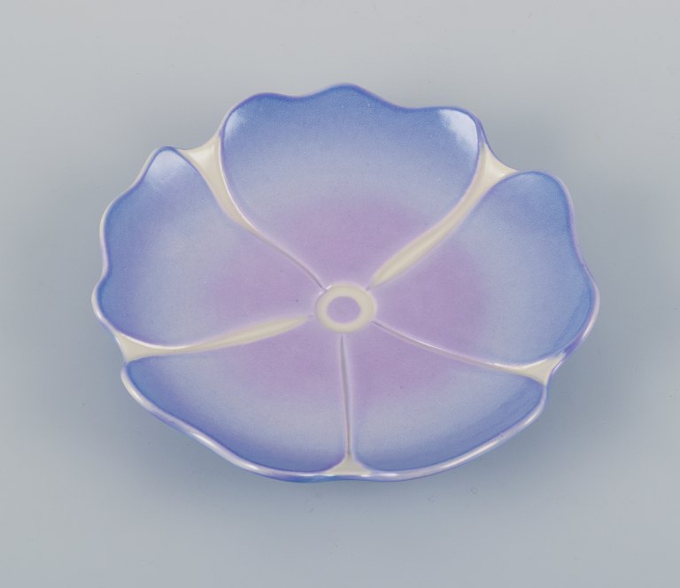 Margareta Hennix for Gustavsberg studiohand, Sverige, unika keramikskål i 
skønvirkestil udformet som en blomst.