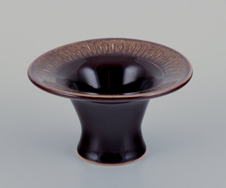 Hertha Bengtson for Rörstrand, keramikvase med glasur i brune nuancer.