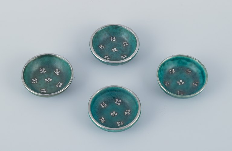 Wilhelm Kåge for Gustavsberg, et sæt på fire små Argenta keramikskåle indlagt 
med bladmotiver i sølv.
