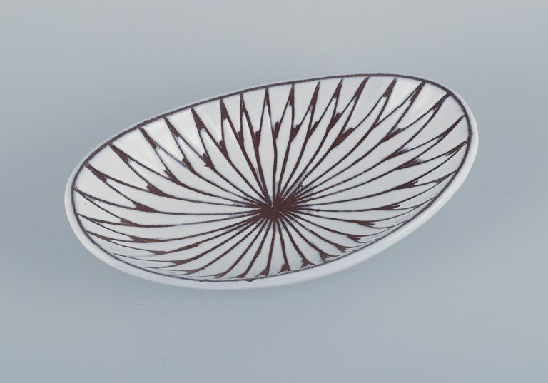 Mari Simmulson for Upsala Ekeby, Sweden. "Mars" ceramic bowl in white glaze. 
Modernist design.