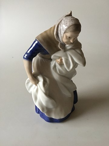 Royal Copenhagen Figurine Old woman with Washing No 1043