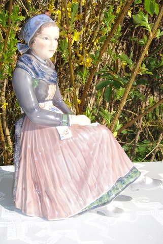 Dahl Jensen Figurine 1110 Amager girl