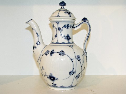 Blue Fluted Plain
Small coffee pot from 1898-1923