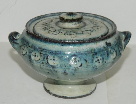 Lidded bowl by Gutte Eriksen