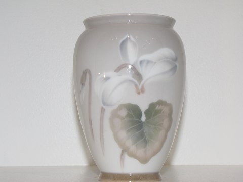 Bing & Grondahl
Small vase, bright colors with cyclamen from 1952-1958