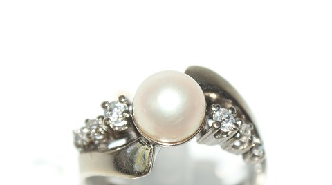 White Gold Ring with Pearl and Diamonds, 14 Carat