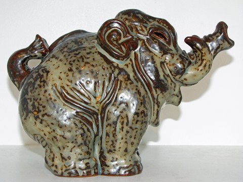 Royal Copenhagen stoneware
Larger figurine, thick baby elephant from 1956