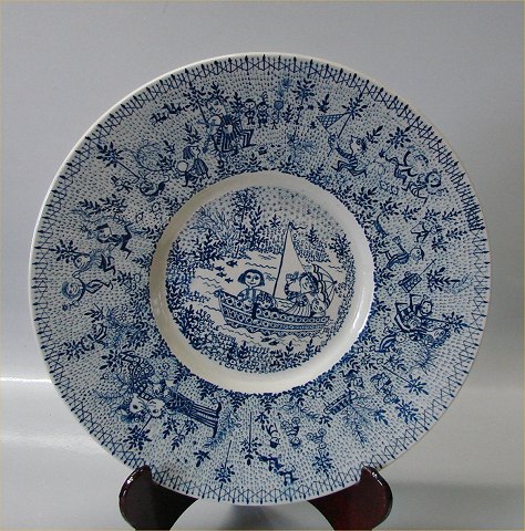Bjoern Wiinblad Nymoelle Denmark Nymoelle Denmark Fajance DEK 83 Family in 
sailboat 26 cm
