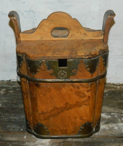 Food container / box in root wood 19th. century