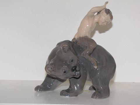 Sjælden og større Royal Copenhagen Figur
Pan siddende på bjørn