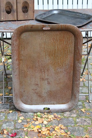 Gammel bakke i afpudset metal med super fin patina.
Mål: 77x56cm.