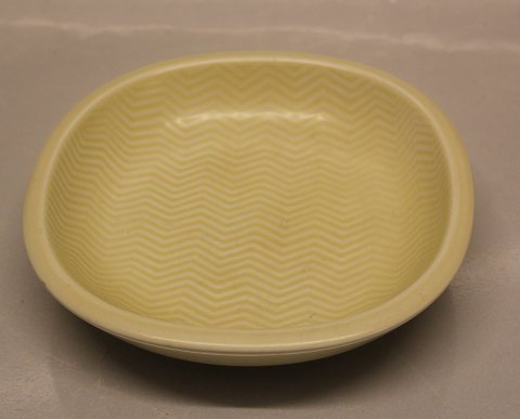 2635 Marselis Gul  skål, rund-elipseformet med zig-zag mønster  Nils Thorson, 
1953 Aluminia kunstfajance