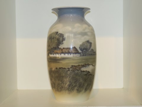 Royal Copenhagen
Stor vase med stråtækt bondegård