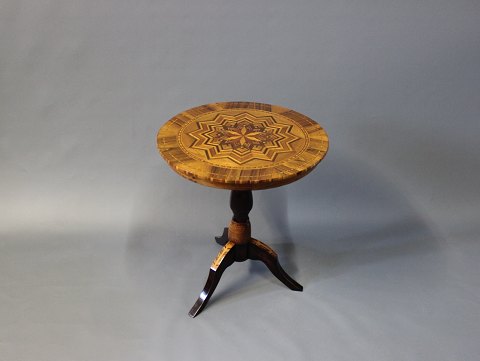 Antique italian lamp table in walnut from around 1880.
5000m2 showroom.