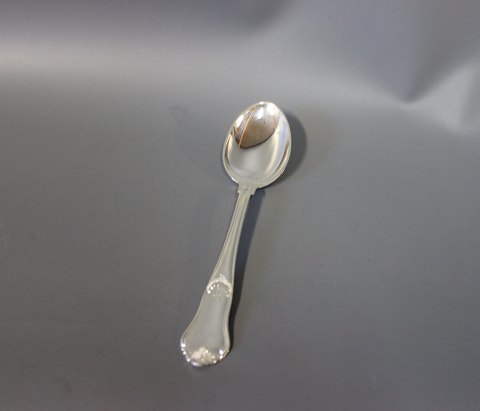 Tea spoon in Rosenholm, hallmarked silver.
5000m2 showroom.