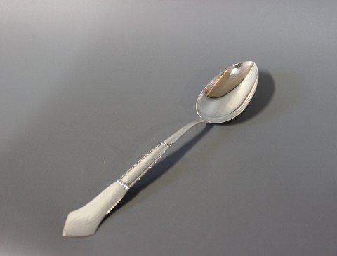 Dessert spoon in Louise, hallmarked silver.
5000m2 showroom.