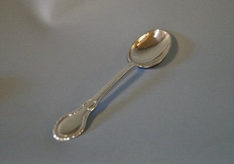 Dessert spoon no. 18 by Evald Nielsen, hallmarked silver.
5000m2 showroom.